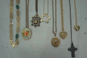 lot 3 image: Medallion necklace lot