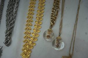 lot 5 image: Jewelry lot