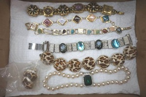 lot 11 image: Bracelet lot