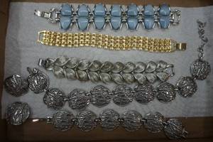 lot 12 image: Bracelet lot