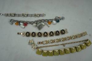 lot 16 image: Bracelet lot
