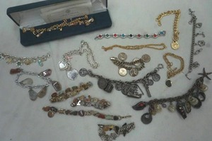 lot 15 image: Bracelet lot
