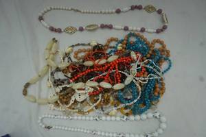 lot 17 image: Necklace lot