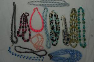 lot 19 image: Necklace lot