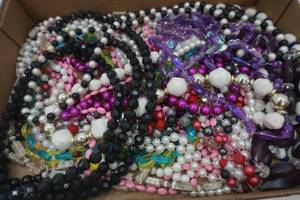 lot 18 image: Necklace lot
