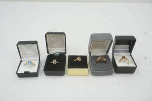 lot 28 image: fashion jewelry
