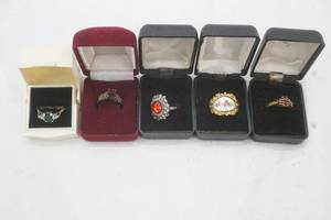 lot 35 image: fashion jewelry