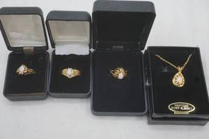 lot 36 image: fashion jewelry