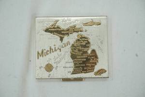 lot 38 image: vintage compact
