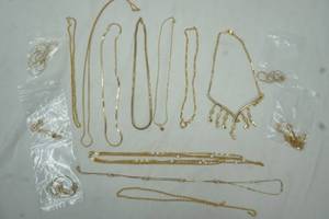 lot 40 image: Lot of gold custume jewelry necklaces
