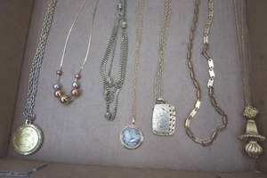 lot 44 image: Vintage gold necklace lot