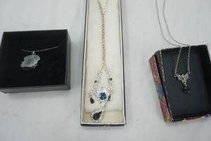lot 47 image: Jewelry lot, necklaces, gold and silvertone