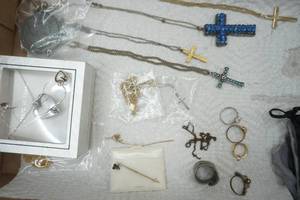 lot 59 image: Vintage jewelry lot, silver and goldtone plus key rings