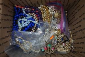 lot 62 image: Vintage jewelry lot