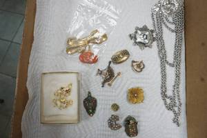 lot 66 image: Vintage brooches, pins and pendants