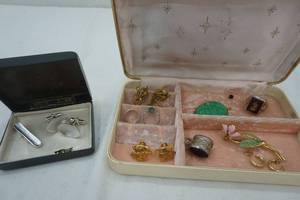 lot 70 image: Vintage jewelry and boxes
