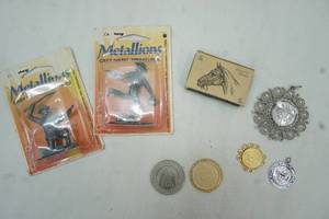 lot 73 image: Vintage cast metal miniatures, civil war figures, coins, brooch