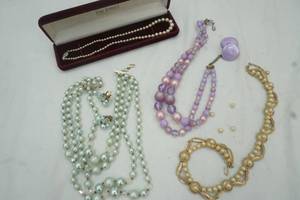 lot 78 image: Vintage jewelry includes Trifari