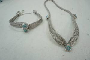 lot 80 image: Tara jewelry set