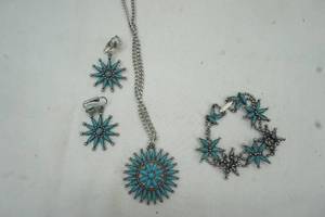 lot 81 image: Vintage Sancrest jewelry set