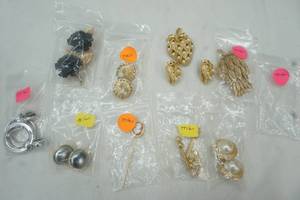 lot 82 image: Vintage Trifari jewelry lot