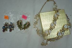 lot 87 image: Vintage Tara jewelry set, rhinestones and silver and gold