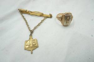 lot 91 image: 1946 class ring, 10k gold and 46 clip