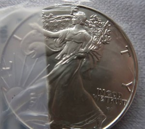 lot 46 image: UNCIRCULATED AMERICAN EALGE SILVER DOLLAR