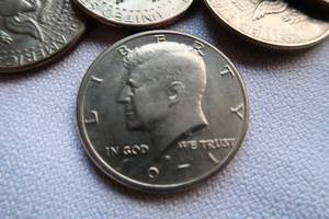 lot 63 image: 10 1971 KENNEDY  HALF DOLLARS