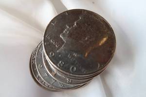 lot 68 image: 10 ASSORTED KENNEDY  HALF DOLLARS