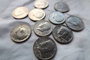 lot 78 image: 10 1972 KENNEDY  HALF DOLLARS