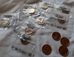 lot 82 image: 12 GOLD STATE $1 COINS