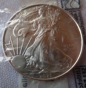 lot 84 image: AMERICAN EALGE SILVER DOLLAR UN CIRCULATED