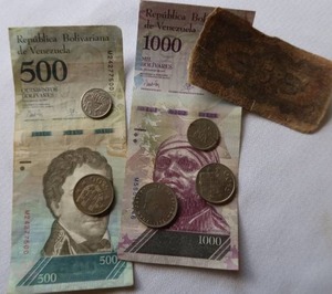 lot 85 image: 8 PIECES OF FOREIGN CURRENCY