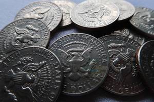 lot 94 image: 11 KENNEDY HALF DOLLARS,