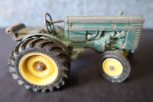 lot 164 image: VINTAGE ERTL GREEN TRACTOR