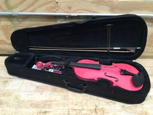 lot 142 image: Vangoa Pink Violin Set (Retail $102.99)