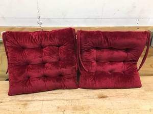 lot 149 image: Lof of 2 - Red pillows
