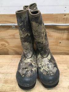 lot 168 image: Cabelas Zoned Comfort Trac Insulated Rubber Hunting Boots for Men Size 13M
