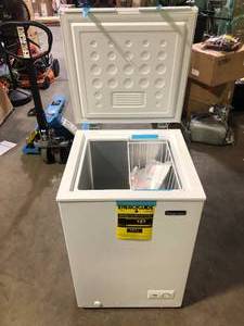 Magic Chef 3.5 cu. ft. Manual Defrost Chest Freezer in White Customer Returns See Pictures