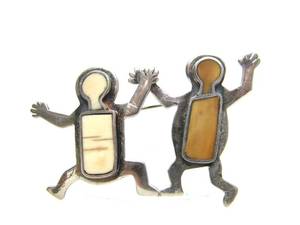 lot 23 image: Signed Jumping Brooch wInset Bone by Zealandia