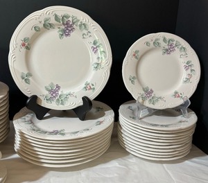 lot 22 image: Pfaltzgraff Grapevine China Grouping