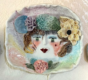 lot 26 image: Ellen William by Ganz Decorative Plate and Decorative Wall Hooks