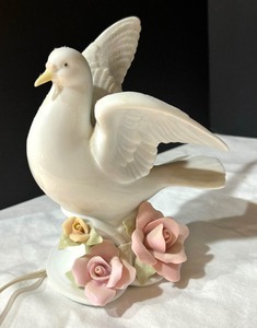 lot 61 image: Variety of Vintage Dove Decor by Gorham, Westland, Mann and More