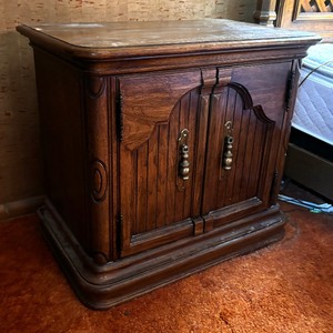lot 69 image: Vintage Side Table Cabinet