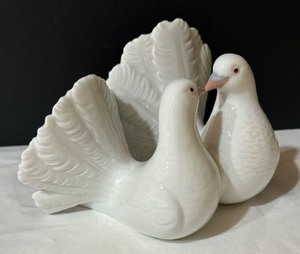 lot 71 image: Lladro Couple of Doves Figurine