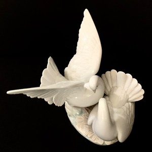 lot 30 image: Vintage Lladro Love Doves