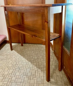 lot 43 image: Vintage Wooden Two Tiered Sofa Table