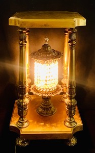 lot 3 image: Stunning Vintage Side Table with Crystal Light  Lamp