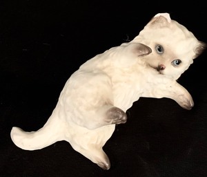 lot 46 image: Three Vintage Lefton Persian Cat Figurines